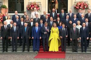 Apertos de mão e sorrisos: o antes e depois da foto de grupo dos reis dos Países Baixos e dos líderes da NATO 