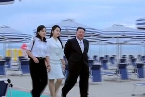 Mulher de Kim Jong-un reaparece em público após ano e meio para inauguração de resort 