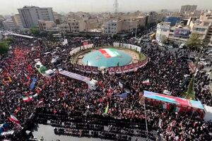 Milhares de pessoas choram a morte de comandantes militares e cientistas iranianos 