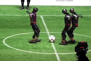 O arranque da Liga de futebol de robôs humanoides 3 contra 3 em Pequim