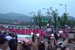 Desfile inspirado no “Squid Game” sai para as ruas de Seul no lançamento da última temporada da série
