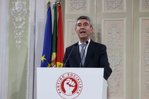 José Luís Carneiro fala numa "faha grave"