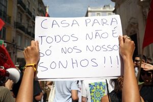 Manifestação em Lisboa defende habitação: "Casa para todos não é só nos nossos sonhos"