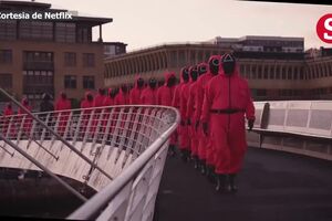 Ponte no Reino Unido transformada em corda de saltar gigante para promover nova temporada da série ‘Squid Game’  