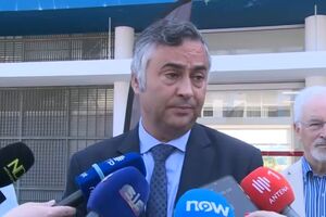 Ministro da Educação garante que proibição de uso do telemóvel é para alunos do público e privado