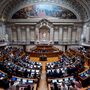 Parlamento entra de férias. O que fica pendurado para setembro?