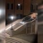 Idoso tenta descer de carro escadaria famosa em Roma 