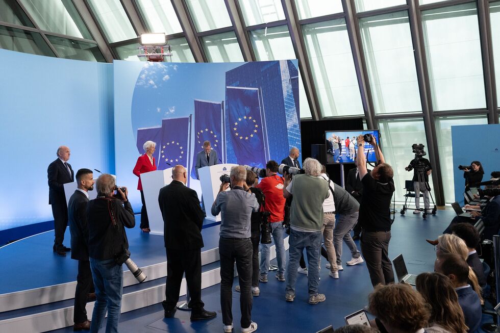 Sessão do Banco Central Europeu com jornalistas e figuras políticas