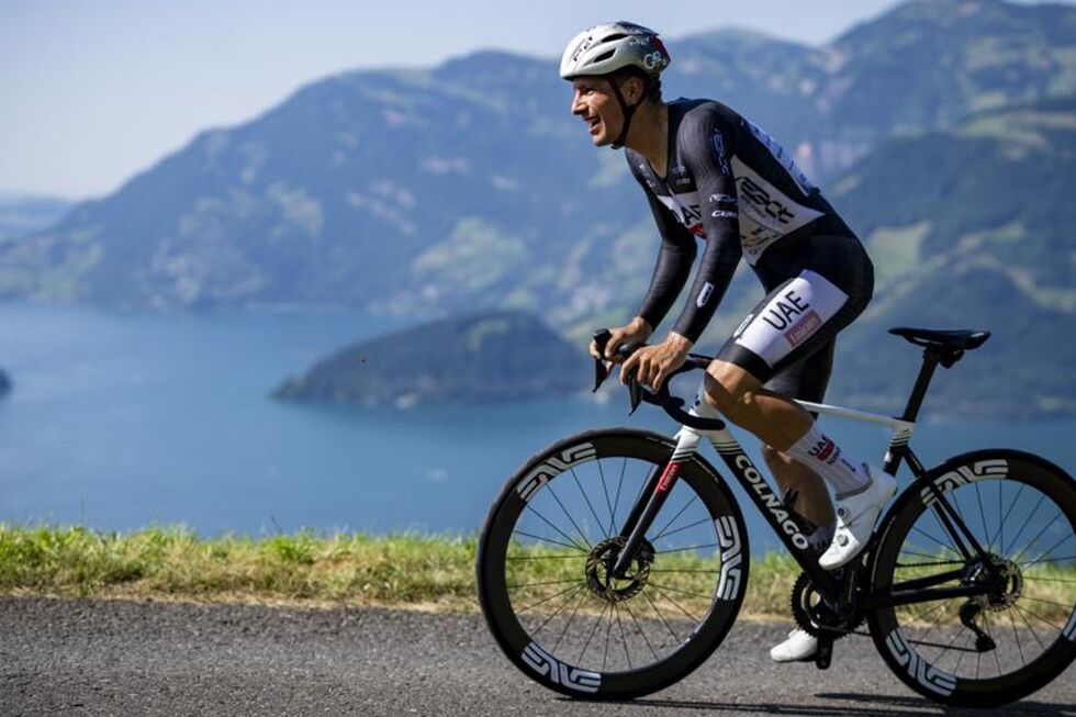 João Almeida vence a Volta à Suíça, após superar Vauquelin na cronoescalada