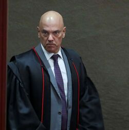 Juiz Alexandre de Moraes ordena início da pena de prisão de Jair Bolsonaro