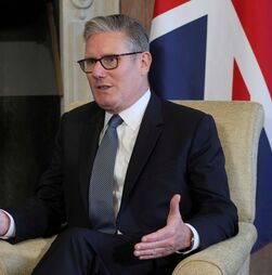 Irão: Starmer discute com Trump necessidade de reabrir Estreito de Ormuz ao tráfego marítimo