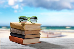 От любовных романов до триллеров: 17 книг для чтения на пляже этим летом