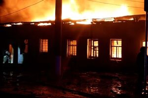 Edifícios em chamas: Rússia continua a atacar Kharkiv enquanto EUA suspendem apoio parcial à Ucrânia  