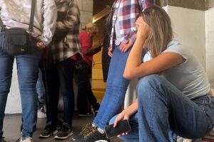 Familiares desesperados enchem agência de imigração em Los Angeles em busca de uma resposta