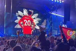 Quinze anos depois, os Oasis voltaram aos palcos e dedicaram a 'Live Forever" a Diogo Jota