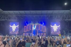 Robbie Williams dedica "Angels" a Diogo Jota em concerto em Barcelona