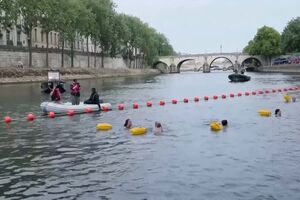 Parisienses mergulham no rio Sena pela primeira vez num século