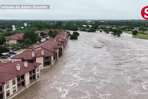 Imagens de drone mostram força do rio durante cheias no Texas 
