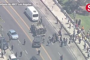 Militares nas ruas de Los Angeles em demonstração de força junto a bairro de imigrantes  