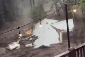 Imagens impressionantes mostram casa a ser arrastada pelas cheias nos EUA  