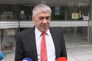 Jornalistas deixam Sócrates a falar sozinho à porta do tribunal após várias críticas ao "jornalismo português"