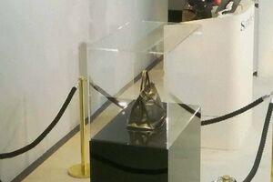 O momento em que mala Birkin original é vendia em leilão por 8,6 milhões de euros