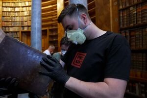 Escaravelhos infestam cerca de 100 mil livros centenários de abadia na Hungria