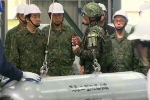 Presidente de Taiwan supervisiona exercício de colocação de minas navais durante treinos militares  
