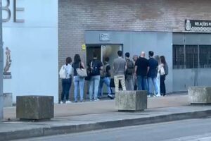 PJ a arromba porta do edifício do Boavista Futebol Clube