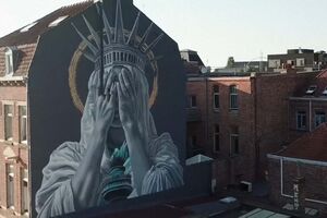 Mural em França mostra Estátua da Liberdade a tapar os olhos com vergonha das políticas de Trump