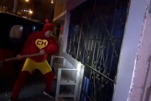 Policia vestido de herói de desenho animado lidera operação antidrogas no Peru