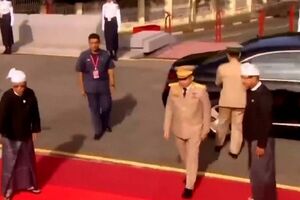  Líder militar de Myanmar participa em evento nacional pela primeira vez em cinco anos