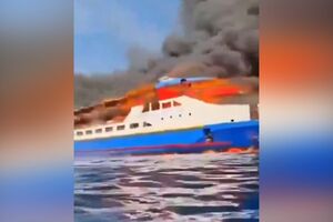 Passageiros atiram-se ao mar para escapar a barco em chamas na Indonésia
