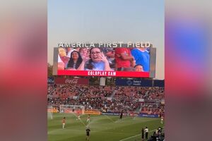 A nova tendência da ‘Kiss Cam’ nos EUA? Fazer o gesto que o CEO da Astronomer fez quando foi apanhado com colega   
