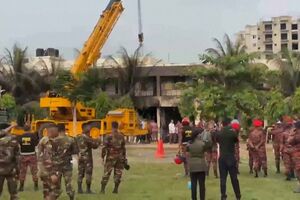 Avião militar cai em escola no Bangladesh  