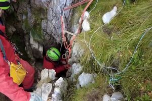 Equipas de resgate salvam espeleólogo que estava preso 40 metros abaixo do solo em Itália 