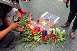 Fãs prestam tributo a Ozzy Osbourne junto à estrela do cantor no Passeio da Fama