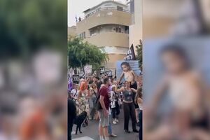 Israelitas saem à rua com sacos de farinha e fotos de crianças subnutridas para chamar a atenção para a crise em Gaza  