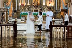Nem a água os separa: Casal filipino casa em igreja inundada 