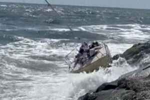 Passageiros caem ao mar após veleiro embater contra rochedos nos EUA
