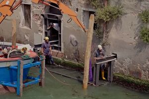 Mural de Banksy “A Criança Migrante” removida de parede de Veneza para ser restaurada