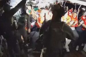 Forças armadas israelitas intercetam barco de ativistas com ajuda humanitária rumo a Gaza