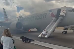 Avião em chamas evacuado após falha mecânica na pista do Aeroporto Internacional de Denver