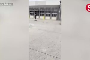 Imagens mostram testemunhas a confrontar suspeito de esfaquear 11 pessoas em supermercado nos EUA