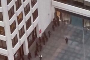 Vídeo mostra momento em que polícias entram em edifício onde ocorreu tiroteio em Nova Iorque  