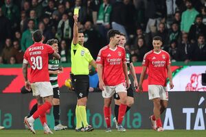 Fábio Veríssimo mostra cartão amarelo no Sporting-Benfica