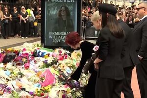 Família de Ozzy Osbourne emocionada ao ver homenagens dos fãs   