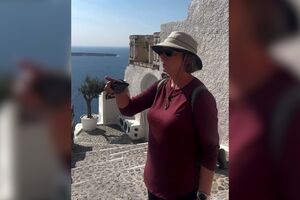 Vídeo de pedido de casamento em Santorini arruinado por turistas a comer chocolate