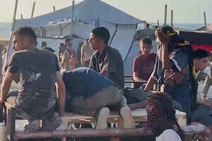 Palestinianos feridos após tentarem recolher alimentos de camiões de ajuda humanitária em Gaza