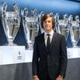 Álvaro Carreras em lágrimas na apresentação pelo Real Madrid: 'Estou no melhor clube do Mundo'